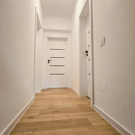 Happy - Modern With Private Underground Parking Apartment *